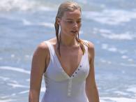 Margot Robbie szaleje na desce surfingowej